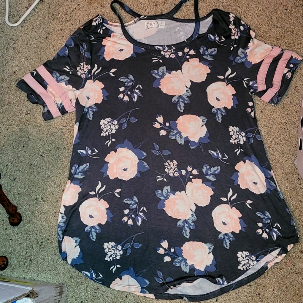 Tee shirt with cut out shoulders size S